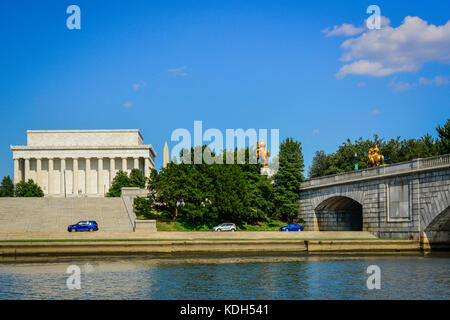 View across the Potomac River at the Arlington Memorial Bridge with the two gilded Statues, Arts of War, with the Lincoln Memorial and the Washinton M Stock Photo