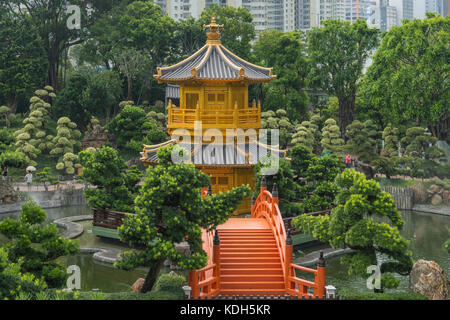 Pavilion of Absolute Perfection and Zi-Wu Bridge, Nan Lian Garden, Kowloon, Hong Kong, China Stock Photo