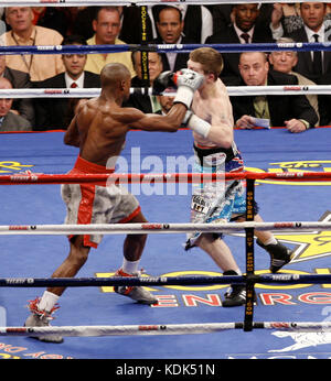 Undefeated' Floyd Mayweather VS. Ricky Hatton at The MGM Grand Garden Arena, Las Vegas, Nevada. December 8, 2007. Kabik / MediaPunch Stock Photo