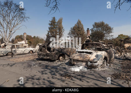 Santa Rosa, California, USA. 12th Oct, 2017. Burned out cars sit in the rubble of homes destroyed by the Tubbs Fire in Santa Rosa, California Credit: Rustin Gudim/ZUMA Wire/ZUMAPRESS.com/Alamy Live News Stock Photo