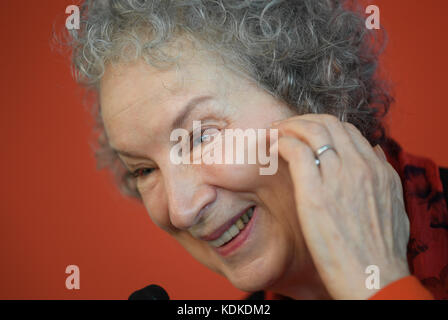 Frankfurt, Germany. 14th Oct, 2017. Canadian author Margaret Atwood speaks during a press conference at the Frankfurt Book Fair in Frankfurt, Germany, 14 October 2017. Atwood will be awarded the 'Friedenspreis des Deutschen Buchhandels' (Peace Prize of the German Book Trade) during a ceremony held at the Paulskirche in Frankfurt on 15 October. Credit: Arne Dedert/dpa/Alamy Live News Stock Photo