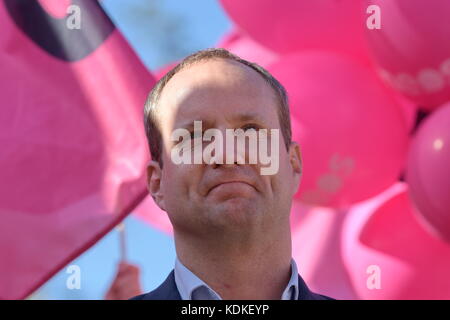 Vienna, Austria. 14 October 2017 Election campaign of the NEOS (New Austria) in Vienna at the place of human rights.  In the picture Matthias Strolz . Credit: Franz Perc / Alamy Live News Stock Photo
