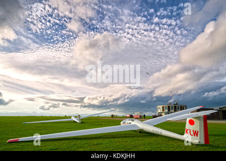 North Yorkshire, UK. 14th October, 2017. Gliders waiting to take off at The Yorkshire Gliding Club, Sutton bank, Thirsk, UK. Credit: John Potter/Alamy Live News Stock Photo