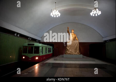 Ce métro profond comme celui de Moscou, est aussi un abri-atomique. Quelques stations aux couleurs de la révolution et des travailleurs et des dirigea Stock Photo