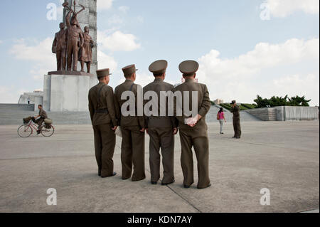 Rassemblement militaire pour une photo de groupe à la tour du Juché à Pyongyang le 9 octobre 2012. Military meeting for a group photo at the Tower of  Stock Photo