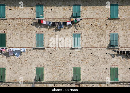 Häuserfront mit Fenster und Wäscheleine in italien - House front with window and clothesline in italy Stock Photo