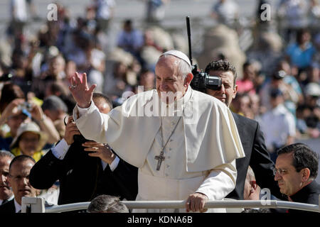 Vatican City, Vatican. 14th Oct, 2017. Pope Francis attends an audience to the Vincentian Family (Saint Vincent de Paul) on the 4th centenary of the Vincentian Charism in St. Peter's Square in Vatican City, Vatican on October 14, 2017. Pope Francis received members of the Vincentian Family in St. Peter's Square on Saturday, in occasion of the 4th centenary of the origin of their charism of service on behalf of the poor. Credit: Giuseppe Ciccia/Pacific Press/Alamy Live News Stock Photo