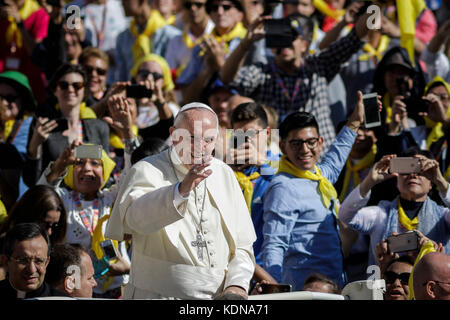 Vatican City, Vatican. 14th Oct, 2017. Pope Francis attends an audience to the Vincentian Family (Saint Vincent de Paul) on the 4th centenary of the Vincentian Charism in St. Peter's Square in Vatican City, Vatican on October 14, 2017. Pope Francis received members of the Vincentian Family in St. Peter's Square on Saturday, in occasion of the 4th centenary of the origin of their charism of service on behalf of the poor. Credit: Giuseppe Ciccia/Pacific Press/Alamy Live News Stock Photo