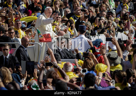 Vatican City, Vatican. 14th Oct, 2017. Pope Francis attends an audience to the Vincentian Family (Saint Vincent de Paul) on the 4th centenary of the Vincentian Charism in St. Peter's Square in Vatican City, Vatican on October 14, 2017. Pope Francis received members of the Vincentian Family in St. Peter's Square on Saturday, in occasion of the 4th centenary of the origin of their charism of service on behalf of the poor. Credit: Giuseppe Ciccia/Pacific Press/Alamy Live News Stock Photo