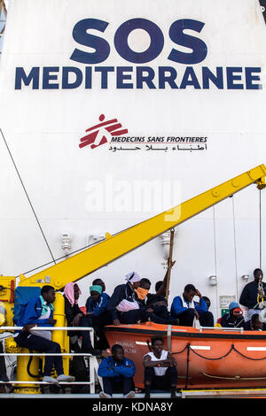 Palermo, Italy. 13th Oct, 2017. The Aquarius (SOS Mediterranee) ship arrived at the port of Palermo, Italy on October 13, 2017 carrying 606 migrants. Red Cross workers gave medical care as they disembarked. Credit: Antonio Melita/Pacific Press/Alamy Live News Stock Photo