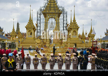 Bangkok, Thailand. 15th Oct, 2017. Staff members pull a royal ceremony chariot during the second rehearsal for the funeral of the late Thai King Bhumibol Adulyadej at the Sanam Luang square in Bangkok, Thailand, Oct. 15, 2017. The royal funeral for King Bhumibol Adulyadej is scheduled from Oct. 25 to 29. Credit: Li Mangmang/Xinhua/Alamy Live News Stock Photo