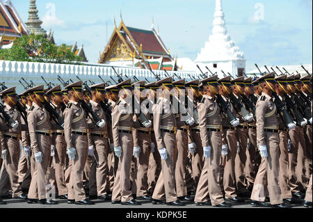 Bangkok, Thailand. 15th Oct, 2017. Soldiers attend the second rehearsal for the funeral of the late Thai King Bhumibol Adulyadej near the Grand Palace in Bangkok, Thailand, Oct. 15, 2017. The royal funeral for King Bhumibol Adulyadej is scheduled from Oct. 25 to 29. Credit: Rachen Sageamsak/Xinhua/Alamy Live News Stock Photo