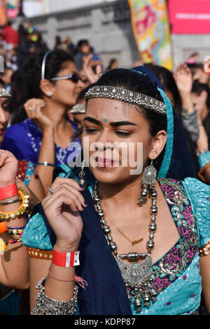 Trafalgar Square, London, UK. 15th Oct, 2017. Hindu, Sikhs and Jains celebrate the 16th annual festival of Light (Diwali) in London's Trafalgar Square. Credit: Matthew Chattle/Alamy Live News Stock Photo