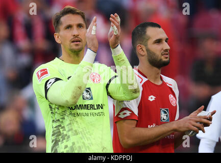 Mainz, Germany. 14th Oct, 2017. Mainz's goalkeeper René Adler applauding beside Levin Oeztunali after the German Bundesliga soccer match between 1. FSV Mainz 05 and Hamburger SV in the Opel Arena stadium in Mainz, Germany, 14 October 2017. Credit: Arne Dedert/dpa/Alamy Live News Stock Photo