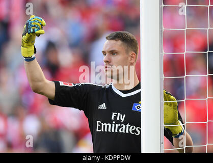 Mainz, Germany. 14th Oct, 2017. Hamburg's goalkeeper Christian Mathenia in action during the German Bundesliga soccer match between 1. FSV Mainz 05 and Hamburger SV in the Opel Arena stadium in Mainz, Germany, 14 October 2017. Credit: Arne Dedert/dpa/Alamy Live News Stock Photo