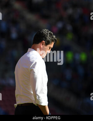 Mainz, Germany. 14th Oct, 2017. Hamburg's sport director Jens Todt standing by the field before the German Bundesliga soccer match between 1. FSV Mainz 05 and Hamburger SV in the Opel Arena stadium in Mainz, Germany, 14 October 2017. Credit: Arne Dedert/dpa/Alamy Live News Stock Photo