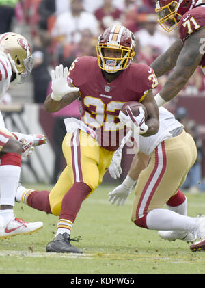 Landover, Maryland, USA. 15th Oct, 2017. Washington Redskins running back Samaje Perine (32) carries the ball in the second quarter against the San Francisco 49ers at FedEx Field in Landover, Maryland on Sunday, October 15, 2017.Credit: Ron Sachs/CNP Credit: Ron Sachs/CNP/ZUMA Wire/Alamy Live News Stock Photo