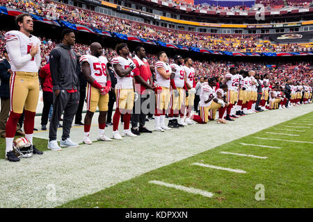 Landover, Maryland, USA. 15th Oct, 2017. Members of the San Francisco 49ers standing and kneeling during the NFL game between the San Francisco 49ers and the Washington Redskins at FedExField in Landover, Maryland. Scott Taetsch/CSM/Alamy Live News Stock Photo