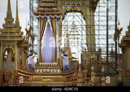 Thailand. 15th Oct, 2017. Officials took part in the rehearsal of the procession which will carry the golden urn of His Majesty the late King Bhumibol Adulyadej the crematorium at Sanam Luang. bangkok, on October 15th, 2017. Credit: Panupong Changchai/Pacific Press/Alamy Live News Stock Photo