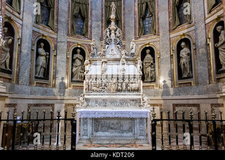 The Ark of Saint Dominic, a Renaissance sarcophagus containing his remains made by Nicola Pisano, Niccolo dell'Arca and Michelangelo. Basilica di San  Stock Photo