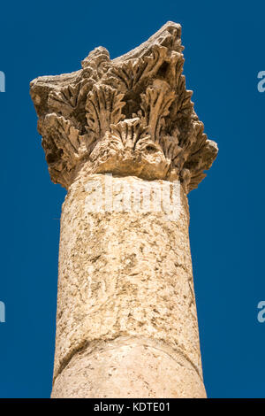 Single Corinthian column with acanthus leaf decoration, Roman city of Jerash, ancient Gerasa, archeological site, Jordan, Middle East Stock Photo