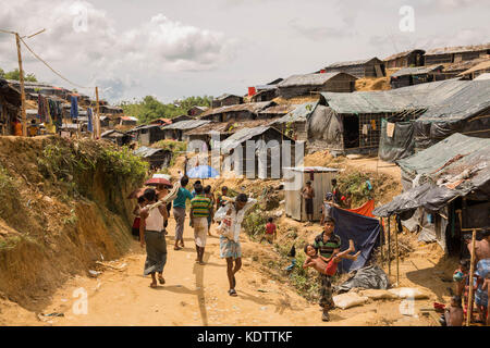 Rohingya refugees can be seen in the quarters outside the actual refugee camps in Cox's Bazar, Bangladesh, 6 October 2017. Photo: Stefanie Glinski/dpa Stock Photo