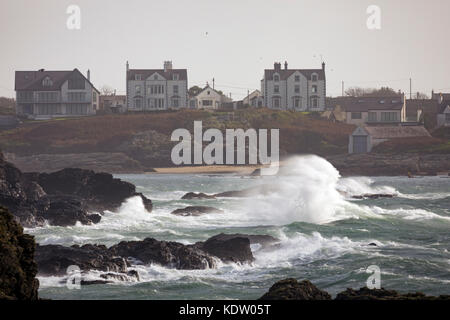 Anglesey, Wales. 16th Oct, 2017. UK Weather.  As forecasted with Yellow and Amber and the more dangerous Red warnings by the Met Office Hurricane Ophelia will begins to make landfall to most western parts of the UK including Wales bring storm weather and sea surges as Treaddur Bay on Anglesey discovered as waves began bashing the shoreline