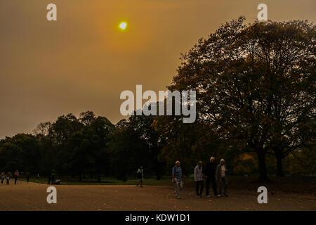 London, UK. 16th Oct, 2017. The sky turns an orange red bright about by the former hurricane Ophelia which is is pulling air and dust up from southern Europe and the African Sahara. Credit: amer ghazzal/Alamy Live News Stock Photo