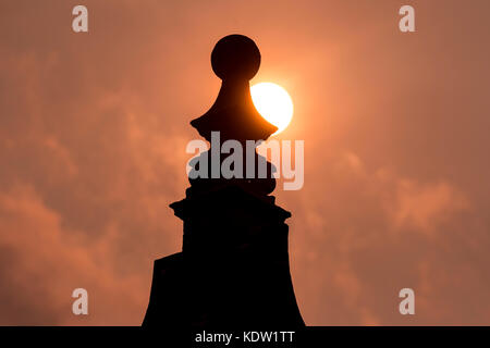 UK Weather: Stoke-on-Trent, Staffordshire, UK. 16th October 2017. The sun is red due to Saharan dust particles and Portugese wild-fire smoke, caused by ex-Ophelia, an atlantic hurricane making its way north-east over the UK and Ireland. Stoke-on-Trent Railway Station is silhouetted against the red sun.
