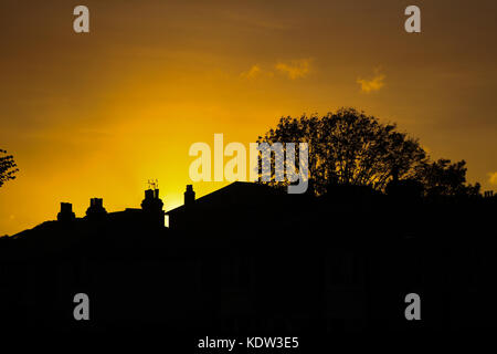 London, UK. 16th Oct, 2017. The sky turns an orange red over Wimbledon brought about by hurricane Ophelia which is is pulling air and dust up from southern Europe and the African Sahara creating an apocalypic effect Credit: amer ghazzal/Alamy Live News Stock Photo