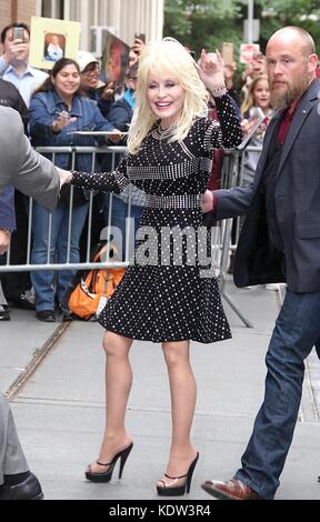 New York, NY, USA. 16th Oct, 2017. Country music legend Dolly Parton visits 'The View' in New York, New York on October 16, 2017. Credit: Rainmaker Photo/Media Punch/Alamy Live News Stock Photo