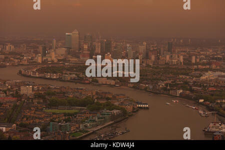 London, UK, 16th Oct 2017. Orange skies and a reddish hues of the sun make for eerie and apocalyptic, but also beautiful scenes in London. The unusual phenomenon is caused by remnants of Hurricane Ophelia bringing tropical air and sucked up dust from the Sahara, as well as air pollution and particles from wildfires over Portugal. Credit: Imageplotter News and Sports/Alamy Live News Stock Photo