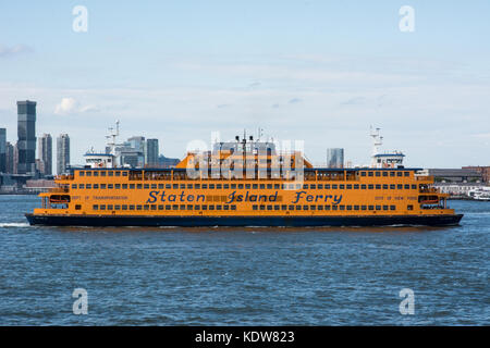 The Staten Island Ferry is a passenger ferry route that transports commuters between New York Harbor between Manhattan and Staten Island Stock Photo