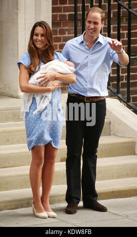 LONDON, ENGLAND - JULY 23: Prince William, Duke of Cambridge and Catherine, Duchess of Cambridge, depart The Lindo Wing with their newborn son at St Mary's Hospital on July 23, 2013 in London, England. The Duchess of Cambridge yesterday gave birth to a boy at 16.24 BST and weighing 8lb 6oz, with Prince William at her side. The baby, as yet unnamed, is third in line to the throne and becomes the Prince of Cambridge.   People:  PRINCE WILLIAM  CATHERINE MIDDLETON  Transmission Ref:  MNCUK1   Credit: Hoo-Me.com/MediaPunch ***NO UK*** Stock Photo