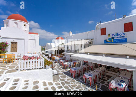 Restaurants und Tavernen an einer orthodoxen Kirche in Mykonos-Stadt, Mykonos, Kykladen, Aegaeis, Griechenland, Mittelmeer, Europa | Restaurants and t Stock Photo