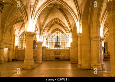 Hall Of The Guards Within The Conciergerie In Paris Stock Photo Alamy hall-of-the-guards-within-the-conciergerie-in-paris-stock-photo-alamy