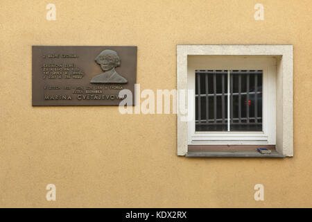 Commemorative plaque devoted to Russian poet Marina Tsvetaeva (Marina Cvětájevová) on the house number 51 in Švédská Street in Smíchov district in Prague, Czech Republic. Marina Tsvetaeva lived in this house in exile from September 1923 to May 1924. Text on the plaque is Czech translation from Poems to Czechoslovakia by Marina Tsvetaeva. Stock Photo