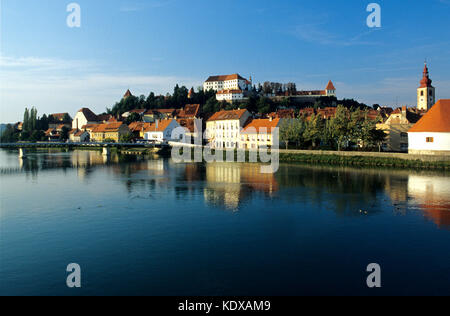 Slowenien, Ptuj, Ortsansicht über den Fluss Drava (Drau Stock Photo - Alamy