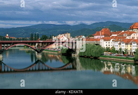 Slowenien, Maribor, Blick über die Drava (Drau) auf das Hafen- und ...