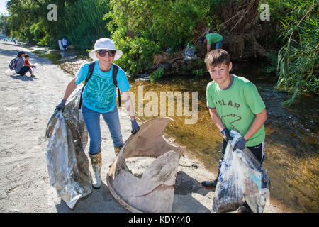 La Gran Limpieza, FoLAR River clean-up April 11, 2015, Los Angeles River, Glendale Narrows, Los Angeles, California, USA Stock Photo