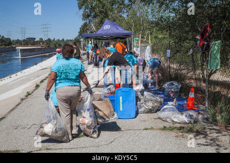 La Gran Limpieza, FoLAR River clean-up April 17, 2016, Los Angeles River, Glendale Narrows, Los Angeles, California, USA Stock Photo