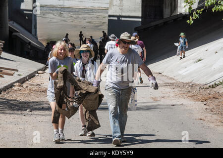 FoLAR's Los Angeles River clean-up, La Gran Limpieza. April 22, 2017. The Confluence at the Arroyo Seco, Los Angeles, California Stock Photo