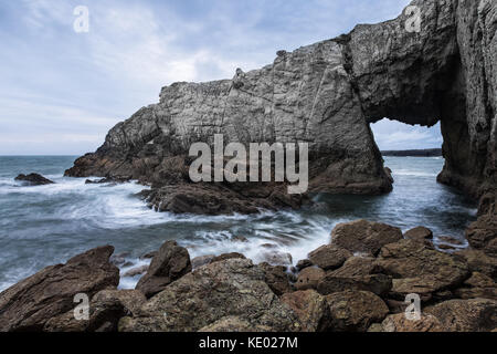 Rhoscolyn Arch (Bwa Gwyn), Anglesey, Wales, UK Stock Photo