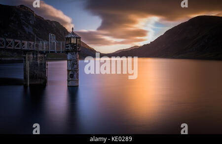 Llyn Cowlyd and Dam looking out towards Pen Llithrig y Wrach, Wales, UK Stock Photo