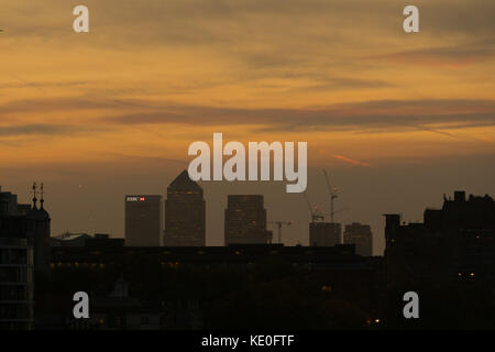 London, UK. 17th Oct, 2017. UK weather. Hazy sky shortly before sunrise behind Canary Wharf this morning. London is experiencing poor air quality and pollution following Storm Ophelia, which has brought Saharan dust and particles from fires in Europe to the capital. Credit: Vickie Flores/Alamy Live News Stock Photo