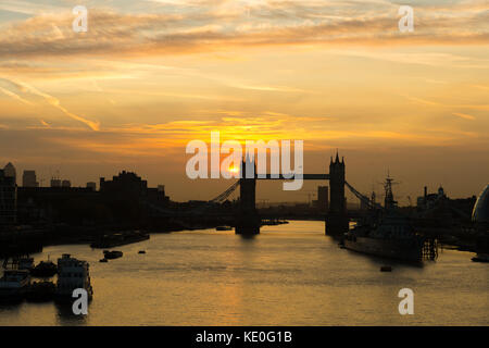 London, UK. 17th Oct, 2017. UK weather. A hazy sunrise behind Tower Bridge on the River Thames this morning. London is experiencing poor air quality and pollution following Storm Ophelia, which has brought Saharan dust and particles from fires in Europe to the capital. Credit: Vickie Flores/Alamy Live News Stock Photo