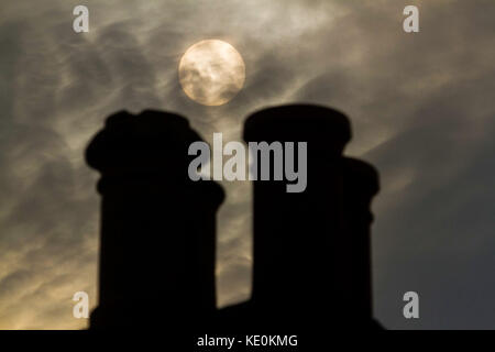 London, UK. 17th Oct, 2017. The sun appears against a darkened sky in Wimbledon creating an apocalytic effect brought about by hurricane Ophelia with dust from southern Europe and the African Sahara. Credit: amer ghazzal/Alamy Live News Stock Photo