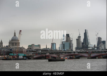 London, UK. 17th Oct, 2017. UK weather: Low gloomy cloud lingers over the capital as dust, brought by the winds of Storm Ophelia, continue to give the sky an colour. Credit: Stephen Chung/Alamy Live News Stock Photo