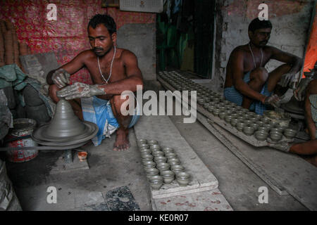 Kolkata, India. 17th Oct, 2017. Potters making clay  pots popularly knows as 'bhar'  which is used to serve Chai (Tea) in local tea shops. Credit: Sagnik Datta/Alamy Live News Stock Photo