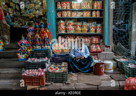 Kolkata, India. 17th Oct, 2017. Idol seller waiting for the clients with his stock of clay idols of goddess Kali on display.Credit- Sagnik Datta Credit: Sagnik Datta/Alamy Live News Stock Photo